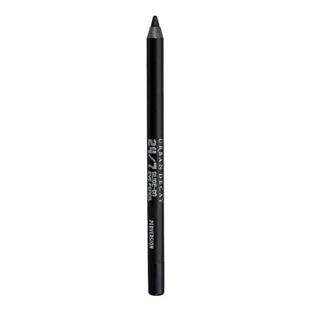 24/7 Glide-On Eye Pencil Waterproof de Urban Decay se trata de un lápiz sedoso, ultrapigmentado y duradero que se mantiene cremoso durante 60 segundos y después se fija quedando impermeable. Además, cuent con ingredientes hidratantes como la vitamina E, el aceite de semilla de algodón y el aceite de jojoba. Cómpralo aquí