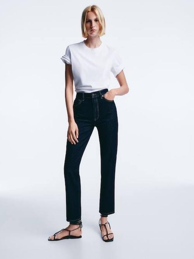 El más clásico es este de tiro alto y corte recto que ha sido confeccionado con un tejido 100% de algodón.