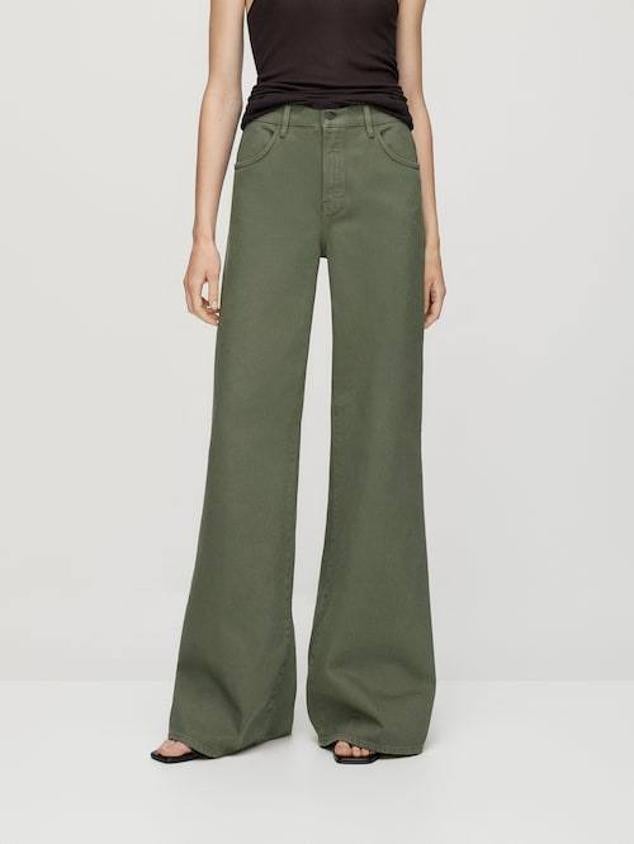 Otra buena opción es este pantalón de tiro alto y color caqui oscuro que cuenta con cinco bolsillos.