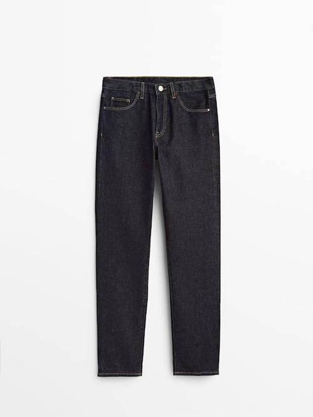 Seguimos con unos vaqueros de color azul oscuro que tienen un diseño de corte recto y tiro medio.