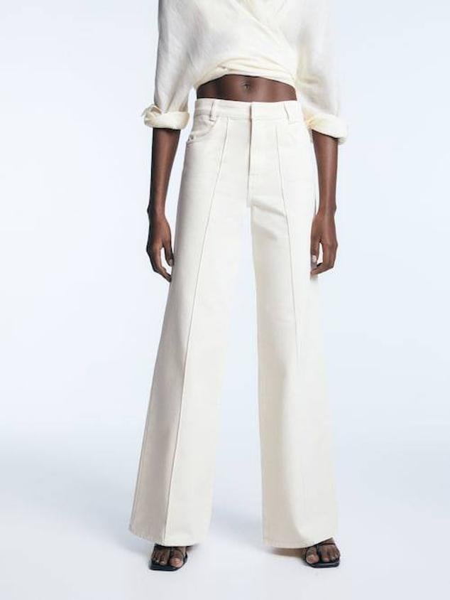 Estos pantalones de tiro alto y pernera ancha han sido elaborados con un tejido 100% de algodón.