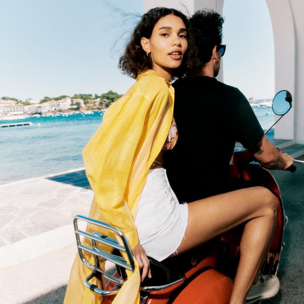 A medio camino entre la mini fala y los shorts vaqueros, la falda pantalón ha regresado para triunfar en lo que queda de verano. La encontrarás dentro de las novedades de Zara. Descubre otras prendas de nueva colección que están arrasando. 