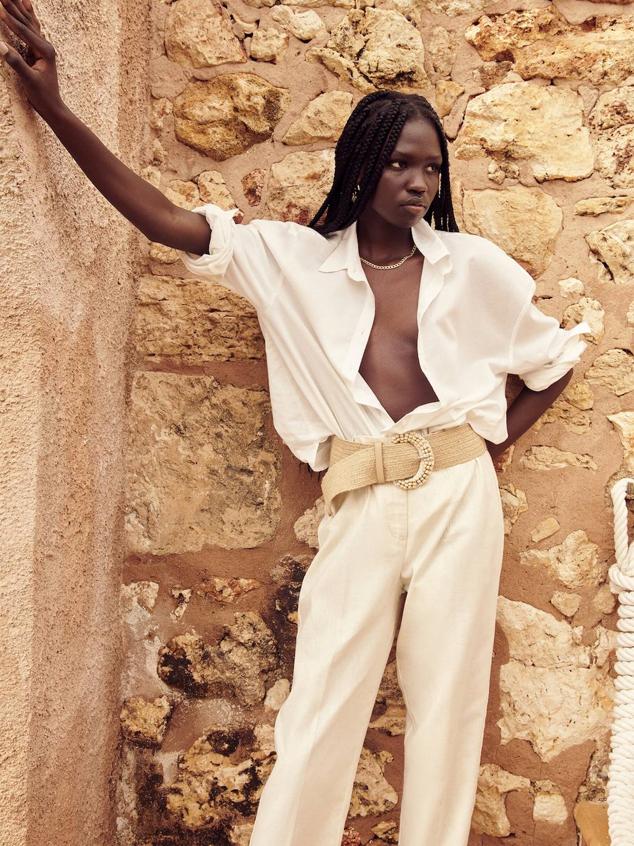 Camisa clásica en tejido de popelín con cuello solapa, manga larga, corte holgado y botonadura frontal. Está disponible en blanco, naranja, fucsia o con estampado a rayas, bien en azul o bien en rojo, por 8,99 euros.