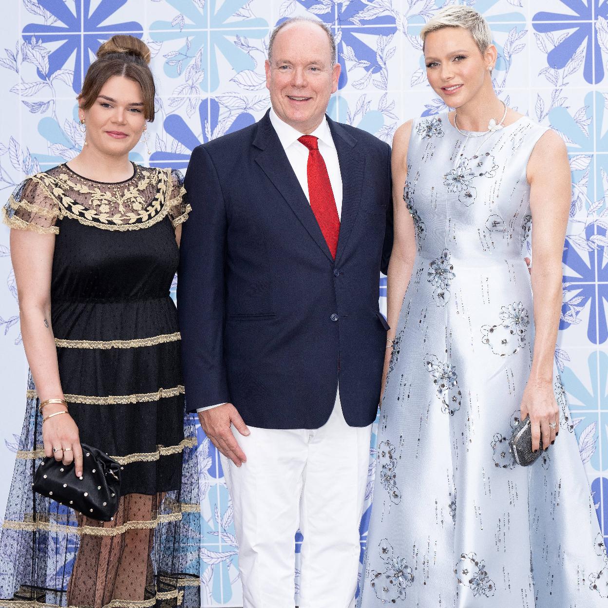 Los únicos miembros de la familia real monegasca que asistieron al Baile de la Cruz Roja fueron los príncipes Alberto y Charlène y la hija menor de Estefanía de Mónaco, Camille Gottlieb. 