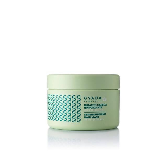 Strenghtening Hair Mask de Gyada devuelve la fuerza al cabello, repara el daño, hidrata y acondiciona, evitando la formación de puntas abiertas. Está formulada con espirulina rica en vitaminas y aminoácidos, avena hidratante, ginseng revitalizador, proteínas de trigo y soja reconstructoras, cola de caballo, niacinamida, vitamina E y una mezcla de aceites vegetales nutritivos.