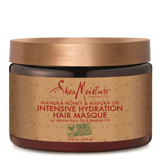 Manuka Honey & Mafura Oil Intensive Hydration Hair Masque de Shea Moisture repara y fortalece las fibras, mientras acondiciona, protege, suaviza y aumenta su elasticidad. Su fórmula emplea la combinación de aceites de coco, aguacate y baobab, miel, extracto de higo, proteínas de arroz y mantecas de karité, mango y mafura. Cómpralo aquí