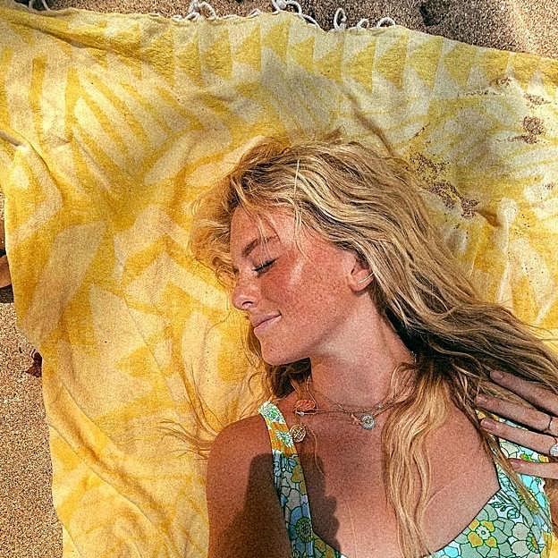 Esta crema hidratante calma rojeces, hidrata la piel en profundidad y su aroma cítrico es duradero y adictivo