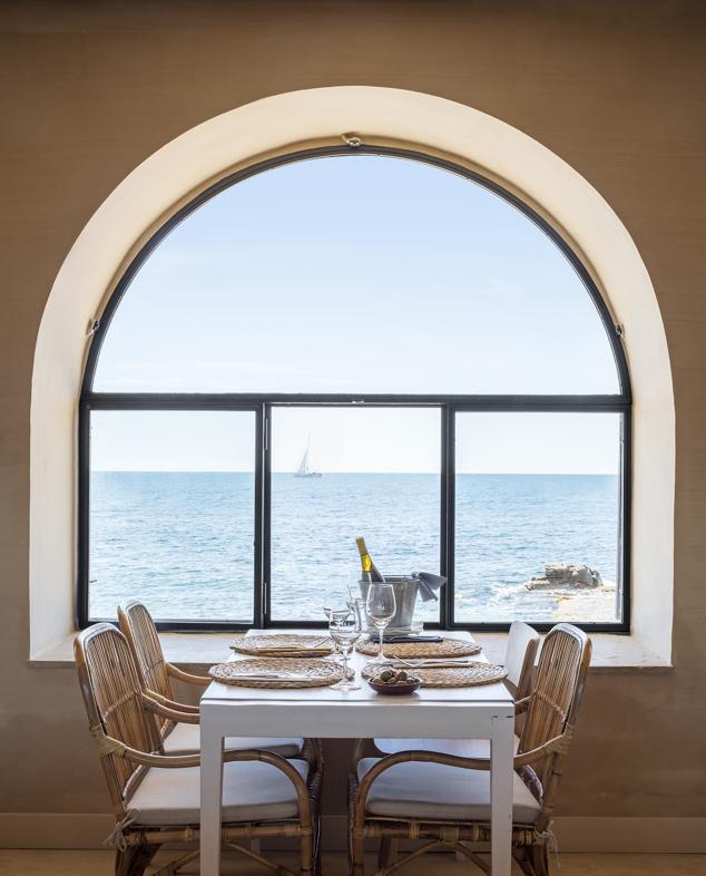 Es imposible tener más de la Costa Brava: con una terraza en la que se puede pisar la arena de la Calella de Palafrugell, un salón con fantásticas vistas y un interiorismo marinero con la firma de Sandra Tarruella, el restaurante Tragamar ofrece un escenario a la altura de su carta, surtida diariamente por las lonjas de Palamós y Roses, y también de pequeños huertos ecológicos de la zona. Excelente materia prima sin grandes cocciones. (tragamar.com)</P><P>Mesas de interior y exterior de Tragamar y su pulpo a la brasa con romesco y papas arrugás.