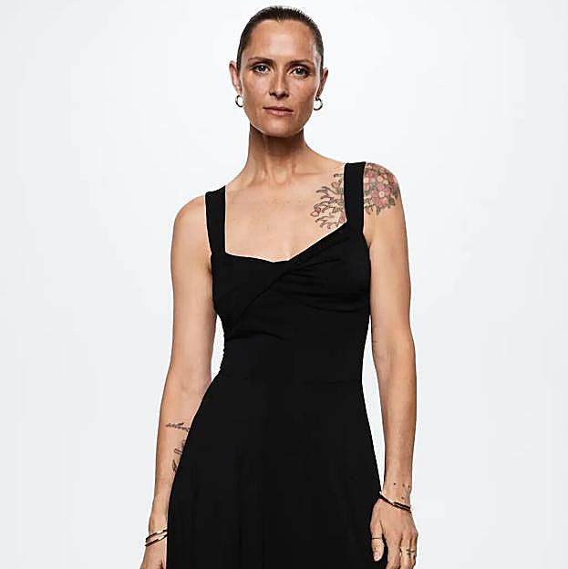 Imagen principal - El vestido negro de corte midi más favorecedor de la temporada cuesta menos de 40 euros y sienta bien a todas
