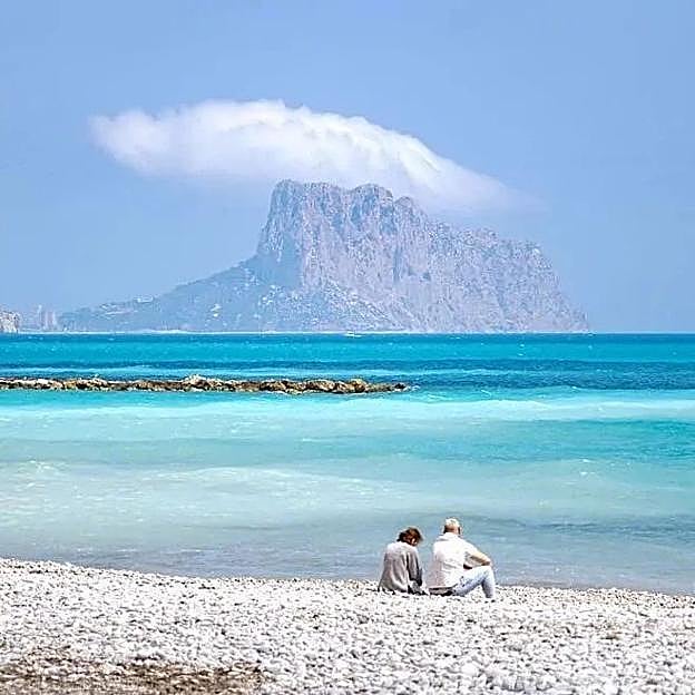 Vista del Peñón de Ifach desde la Playa de l´Espigó