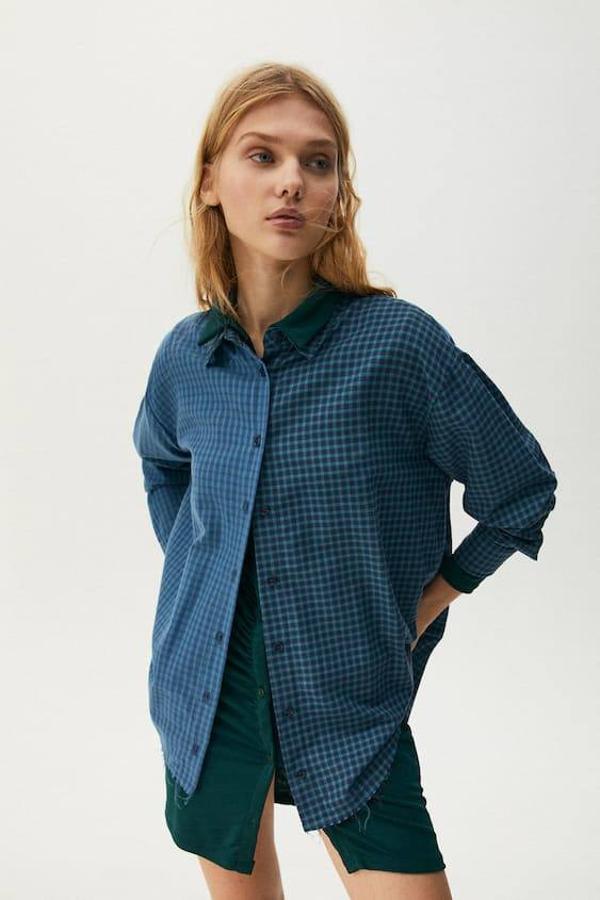 Pull&Bear nos trae este modelo de color azul que tiene la manga larga y un cuello clásico.