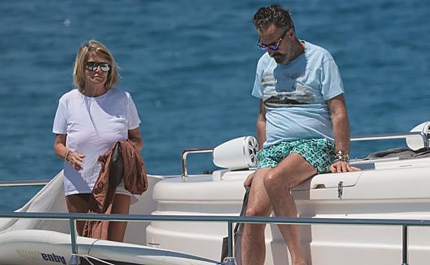 Susana Uribarri acompaña a Jaime de Marichalar y otros amigos en sus vacaciones por Ibiza y Formentera en el yate del joyero Esteve Rabat. 