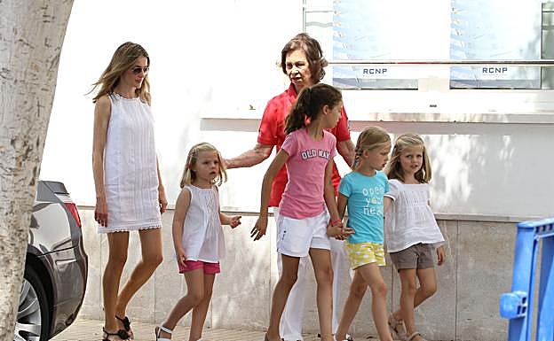 Doña Letizia y la Reina Sofía con sus nietas.