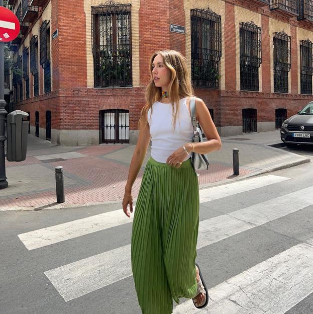 Tres pantalones verdes fresquitos para llevar el look que adoran las influencers con top básico blanco