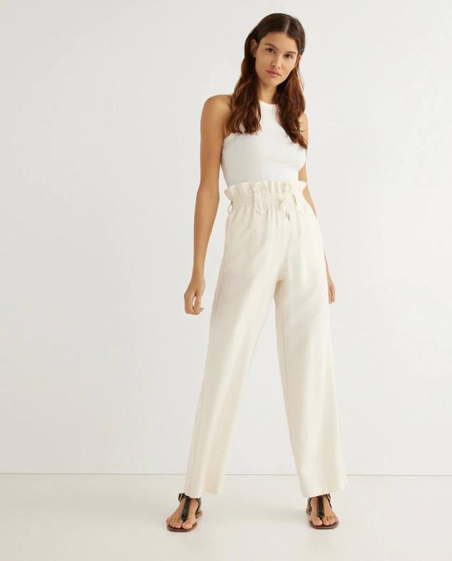 Pantalón wide leg de tiro alto, estilo paperbag con cintura elástica, cordones ajustables, trabillas para el cinturón y bolsillos, color crudo, de Vila. Lo puedes comprar rebajado en El Corte Inglés a 23,99 euros.
