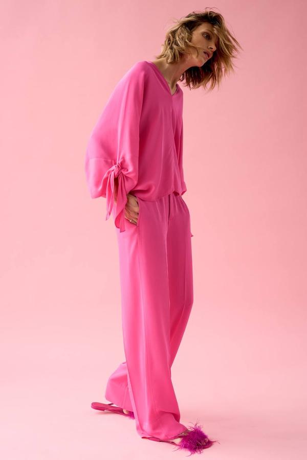 Pantalón wide leg de tiro alto, cintura elástica, bolsillos y corte fluido, rosa flúor, de Zara. Puedes comprarlos por 12,99 euros.