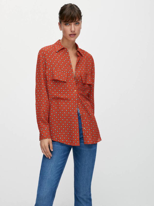 Camisa fluida de diseño estampado con cuello solapa, cierre delantero de botones, manga larga y bolsillos con solapa en la parte delantera, color rojo. Cómprala con descuento por 25,95 euros.