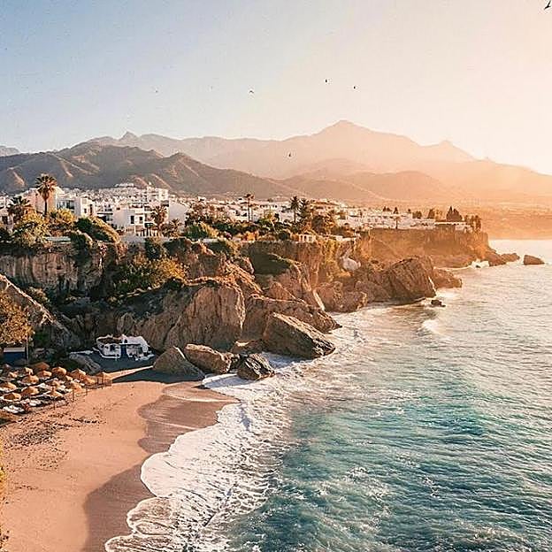 Los pueblos blancos costeros más bonitos e instagrameables para disfrutar de la playa este verano