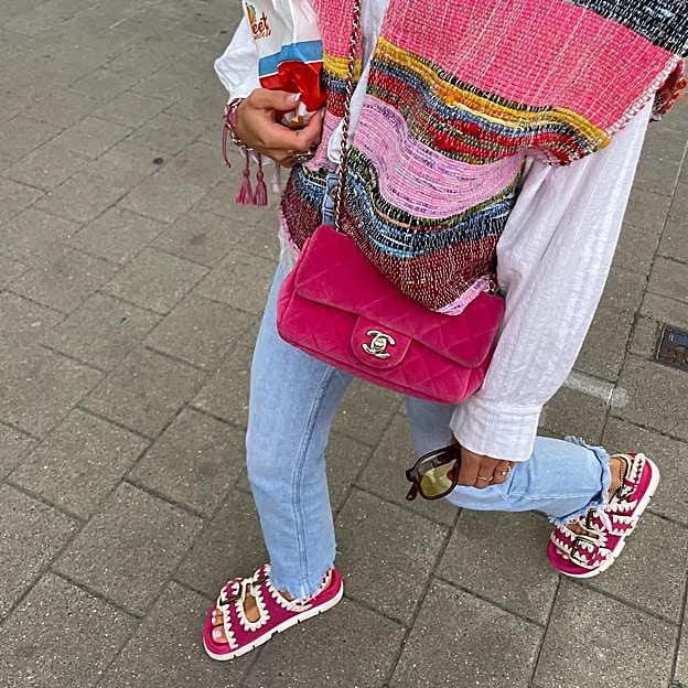 Estas sandalias con tacón cómodo de Bershka no paran de agotarse porque son comodísimas y combinan con todo