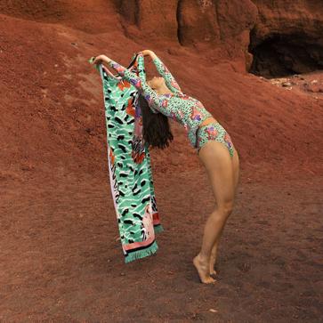 Imagen secundaria 1 - Algunos diseños de la colección de este verano para Roxy.