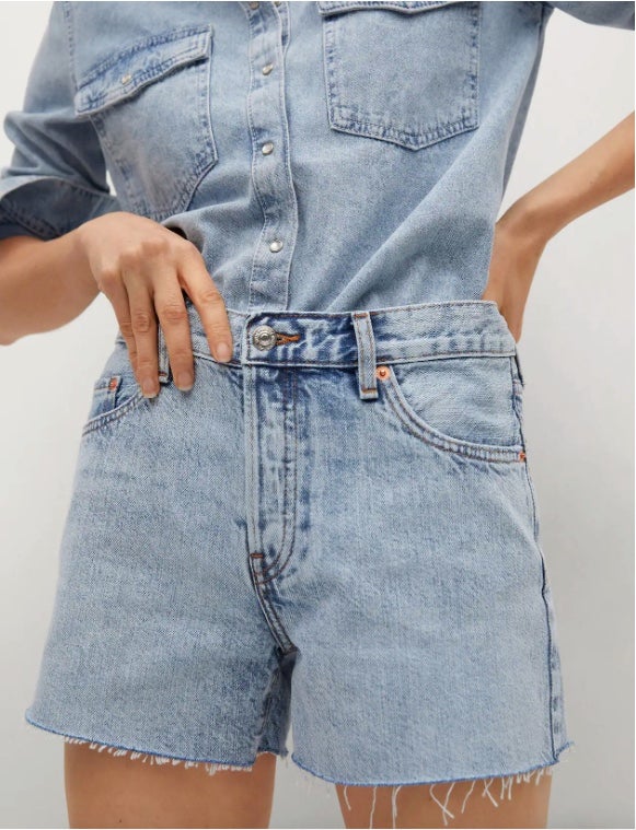 De tiro medio, con bajo deshilachado y cierre de botones, estos shorts vaqueros tienen un precio de 7,99 euros y están disponibles entre las tallas 32 y 46. 