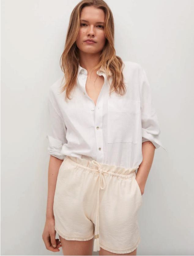 En tejido fluido y tiro alto, estos pantalones elaborados con tejido sostenible tienen las perneras rectas, el bajo desflecado y la cintura es elástica con cordón ajustable. Con bolsillos laterales, cuesta 7,99 euros y está disponible entre las tallas XS y XL. 