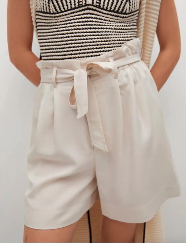 En color crudo, confeccionados en tejido 100% lyocell y con tiro alto, estos shorts con cintura elástica y cinturón a juego desmontable cuestan 8,99 euros y están disponibles entre las tallas 32 y 46.