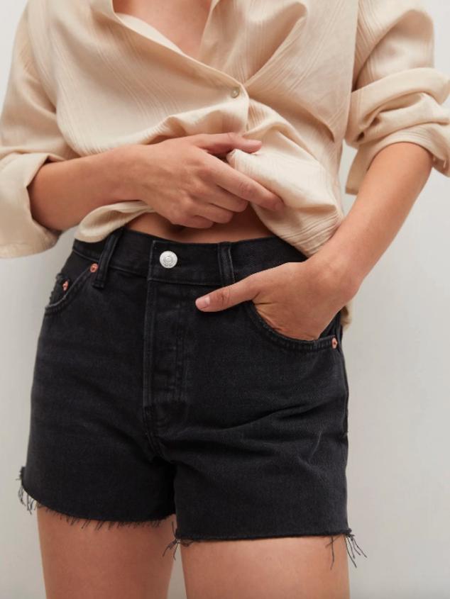 Diseño mini y tiro medio para estos shorts denim en color negro con cinco bolsillos y bajo deshilachado que tienen un precio de 7,99 euros y están disponibles entre las tallas 32 y 46. 