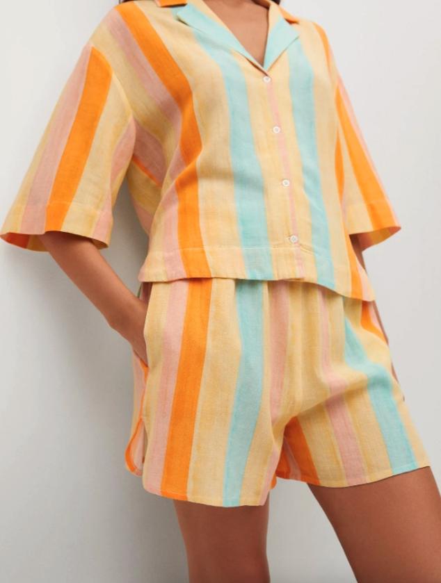 En tonos pastel, estampado de rayas y fondo amarillo, este pantalón corto confeccionado con tejido de mezcla de lino y algodón en diseño fluido. De tiro alto y cintura elástica, cuesta 5,99 euros y podemos comprarlos entre las tallas XS y XL. 