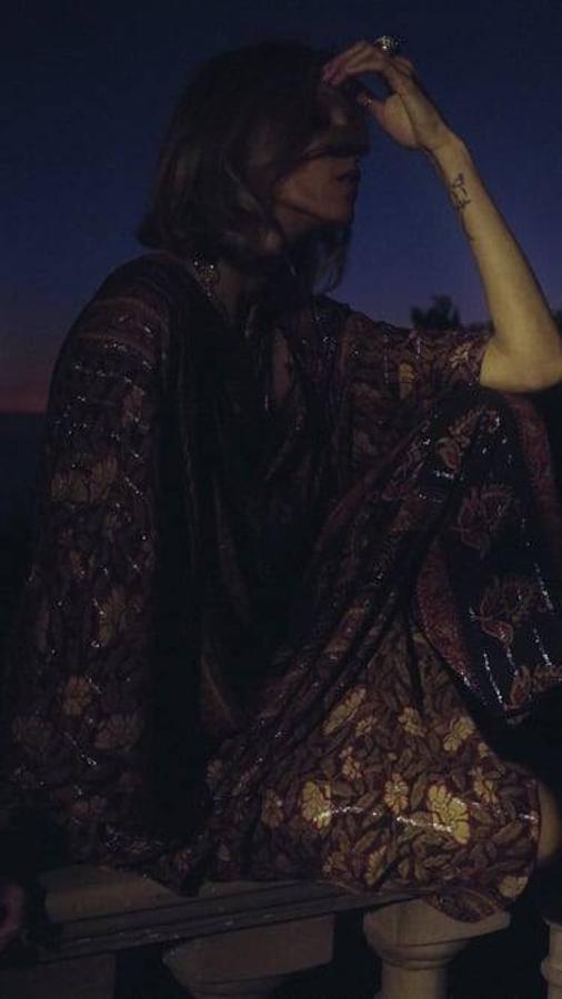 Caftán largo con estampado estilo boho en cenefas, detalle de hilo metalizado, escote de pico y bajo asimétrico, en tonos khaki. Está disponible a 59,95 euros.