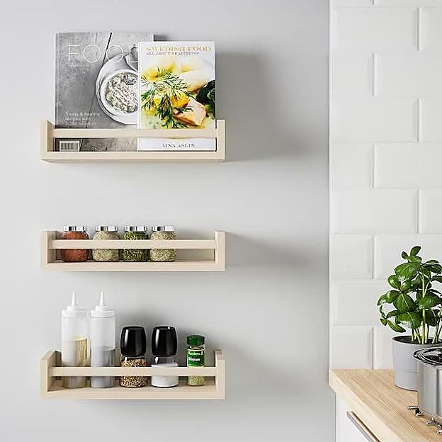 Los estantes en la cocina siempre suman: prácticos, elegantes y baratos.