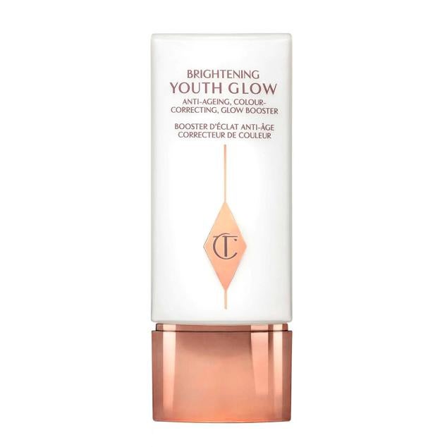 Brightening Youth Glow de Charlotte Tilbury corrige el tono, potencia la luminosidad y reduce los signos de la edad. Este tratamiento todo en uno hace que la piel se vea perfecta, sin tacha, completamente lisa, uniforme, radiante y juvenil. Para ello, utiliza la mezcla de niacinamida, avena, escualeno, vitamina E, aloe vera, ácido hialurónico, algas, extracto de atramuz, aceite de rosas, fermentos y células madre vegetales. Cómpralo aquí
