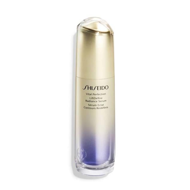 Vital Perfection Radiance Serum de Shiseido reduce la flacidez y opacidad del rostro para rejuvenecer y revitalizar el aspecto. Este sérum reafirma e ilumina de forma drástica en tan solo cuatro semanas, a través de una fórmula basada en la vitamina C, la cafeína, la vitamina E, los extractos de rosa, el romero y otros aceites y plantas con acción antioxidante, despigmentante, antiedad e iluminadora. Cómpralo aquí