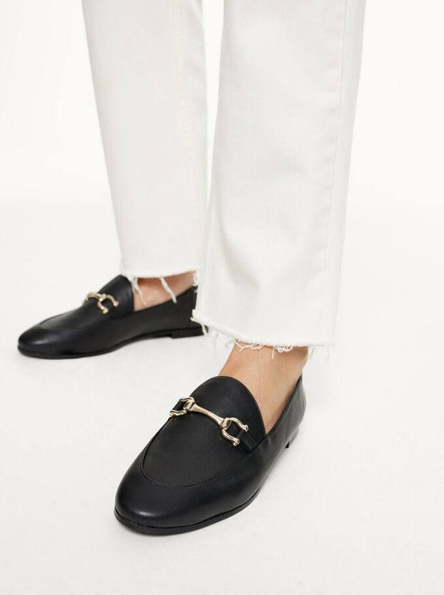 Estos mocasines de Parfois que cuentan con una hebilla metálica cuestan menos de 10 euros.