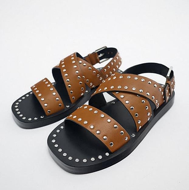 Imagen principal - El look royal cómodo con sandalias planas y shorts que puedes comprar baratísimo en Zara