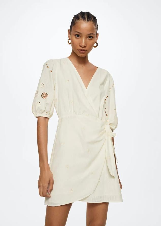 Hay muchas formas posibles de llevar el típico vestido blanco camisero. Mango saca su lado más romántico con este básico de mangas abullonadas bordadas que disimula brazos y afina la cintura con ayuda de un cinturón. El resultado será sensacional. 