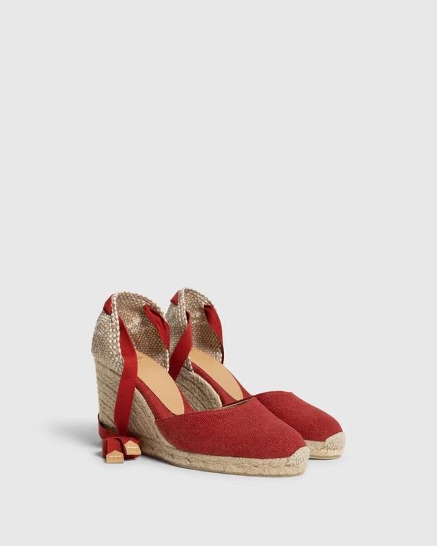 Este tipo de calzado también se alía con los colores más fuertes de la paleta cromática como el rojo. Alpargatas con cuña alta de Castañer (95 euros) 