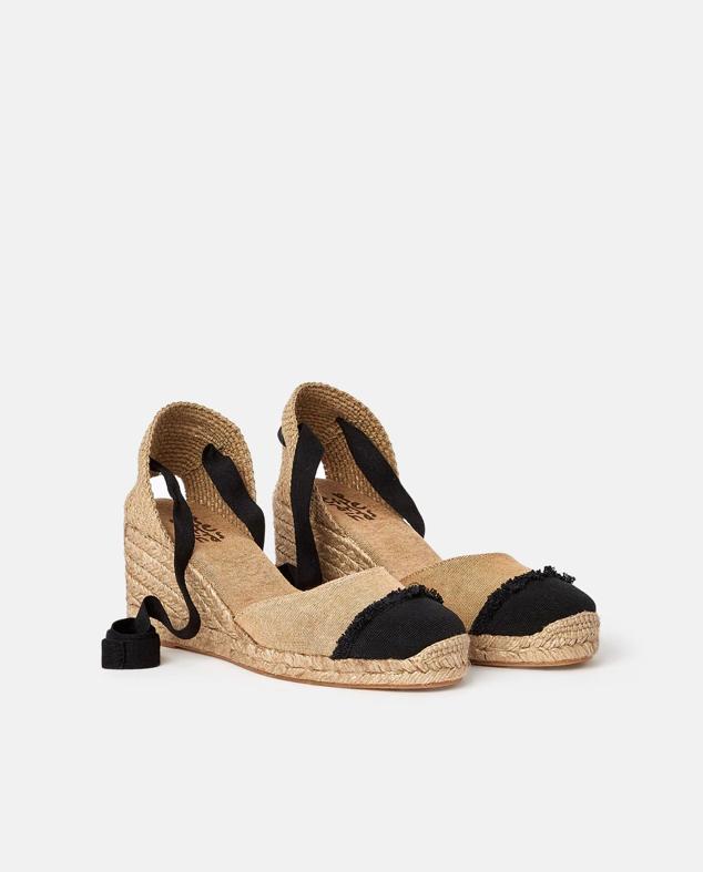 El clásico zapato bicolor de Chanel ha inspirado este tipo de alpargatas. Elegantes y versátiles. Alpargatas de Esparteñas (69,99 euros). 