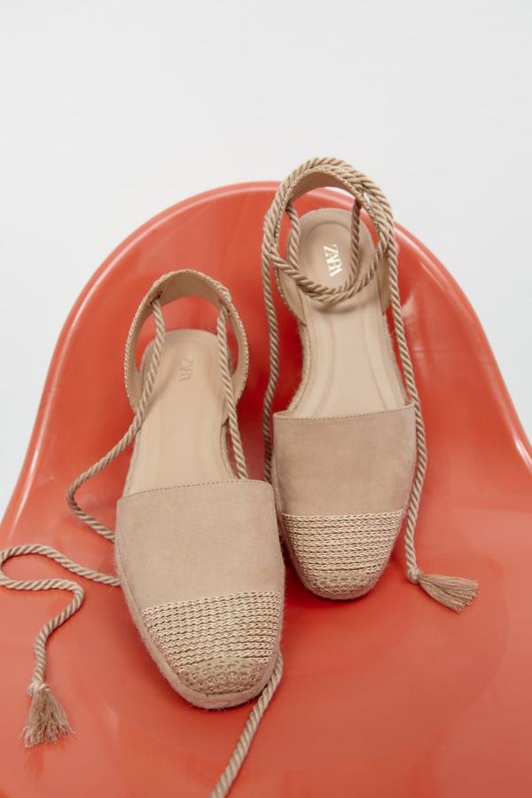 Si lo que buscas es la máxima comodida, estas alpargatas planas serán tus mejores aliadas del verano. Alpargatas trenzadas en color beige de Zara (29,99 euros). 
