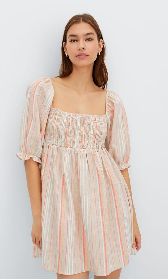 Vestido corto de estilo rústico con estampado de rayas verticales. Es un vestido con manga corta y fruncido de nido de abeja en el escote. Precio: 15,99 euros (antes 29,99 euros).