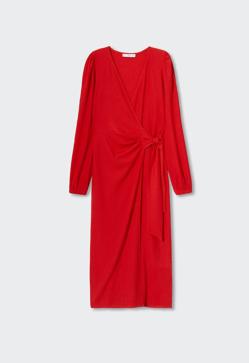 Imagen secundaria 2 - Ya han empezado a llegar los primeros vestidos de fiesta de cara a las bodas de entretiempo. Vestido midi de manga larga en color rojo de estilo «wrap» de la nueva colección de Mango (35,99 euros). Mango