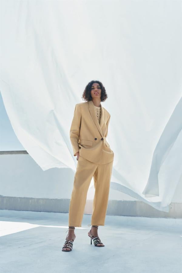 La última propuesta es un pantalón de traje en color beige que podrás llevar también en entretiempo. Pantalón recto de lino de Zara (29,99 euros). 