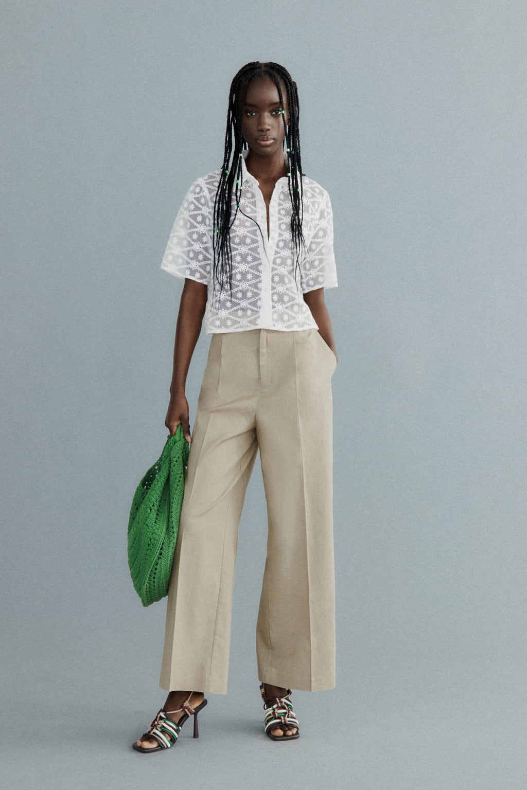 Y si prefieres un tono menos luminoso, el color arena será tu mejor aliado. Pantalón recto de Zara (25,99 euros). 