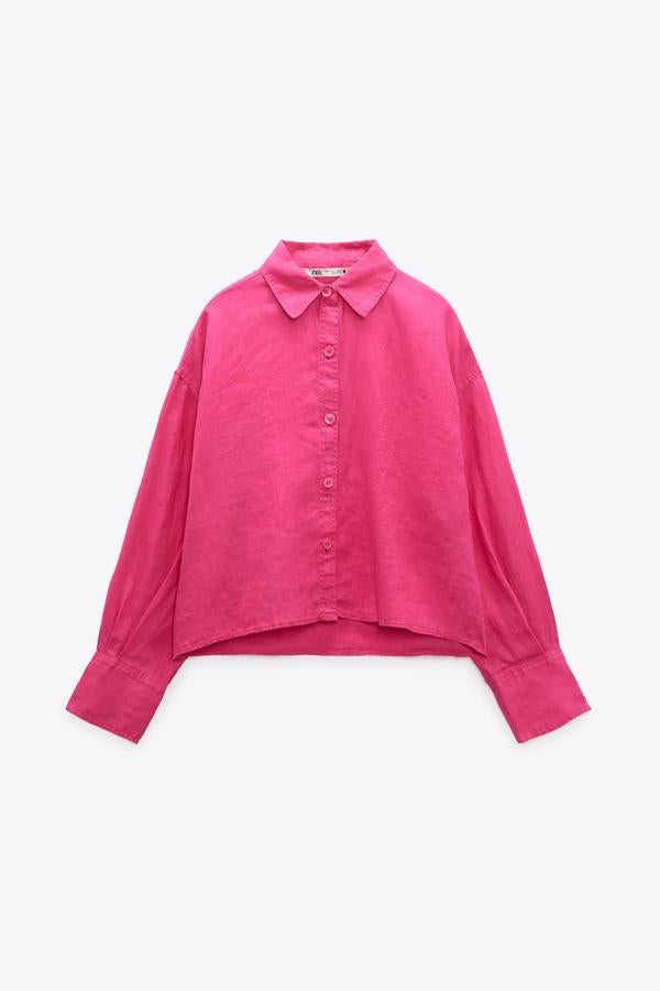Camisa cropped para las más atrevidas. Lúcela con pantalones blancos para destacar esta prenda vibrante. Disponible en fucsia y blanco roto, ¡tú decides! Precio: 27,95 €.