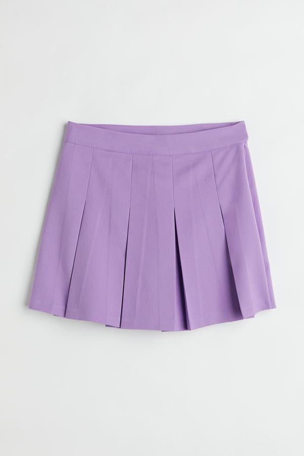 Minifalda plisada en sarga elástica de color lila. Diseñada con botón en un lateral y cremallera oculta. Es de H&M. Precio: 19,99 €. 