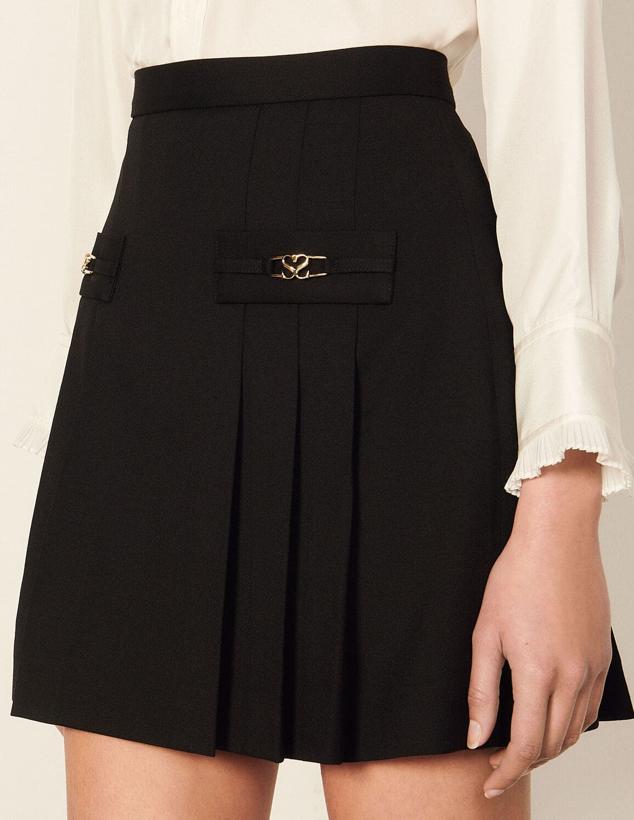 Minifalda con pliegues pespunteados y grandes bolsillos con hebillas para aportar sofisticación al diseño. Es de Sandro Paris. Precio: 185 €.