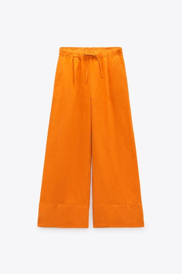 Pantalón de tipo palazzo con tiro medio y cintura ajustable gracias a sus cordones. Su color naranja prolongará aún más tu bronceado. Precio: 39,95 €.