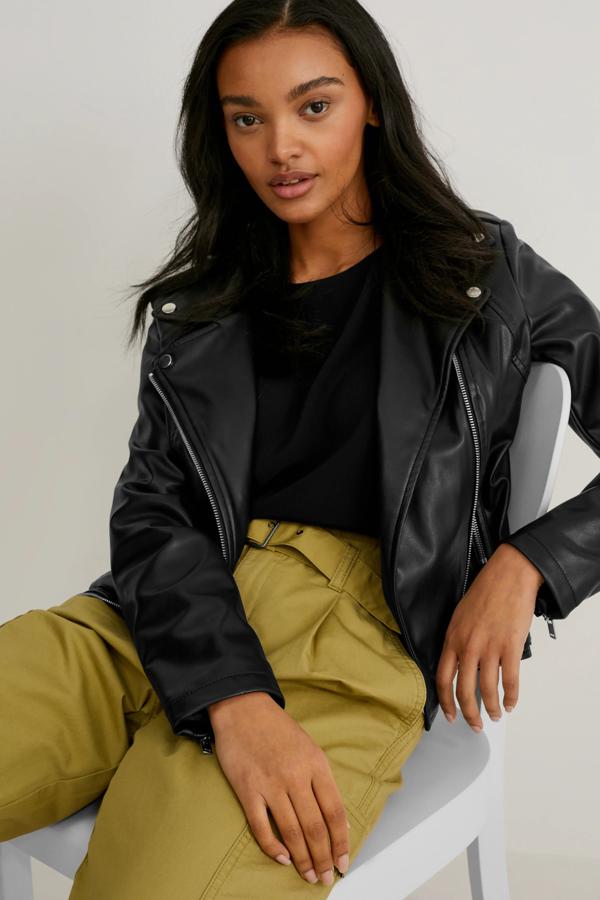 Cazadora biker confeccionada en polipiel suave y diseñada con tres bolsillos con cremallera por delante. También disponible en beis.Es de C&A. Precio: 59,99 €.