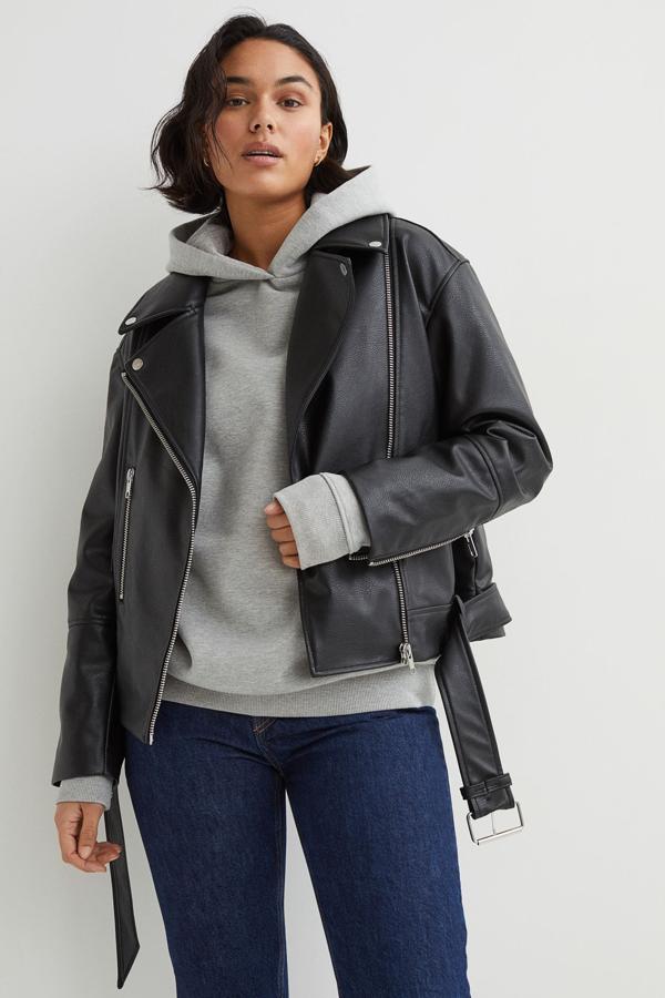 Cazadora biker clásica de piel sintética con cremallera cruzada en la parte delantera y solapa de pliegues con botones decorativos. Es de H&M. Precio: 49,99 €.