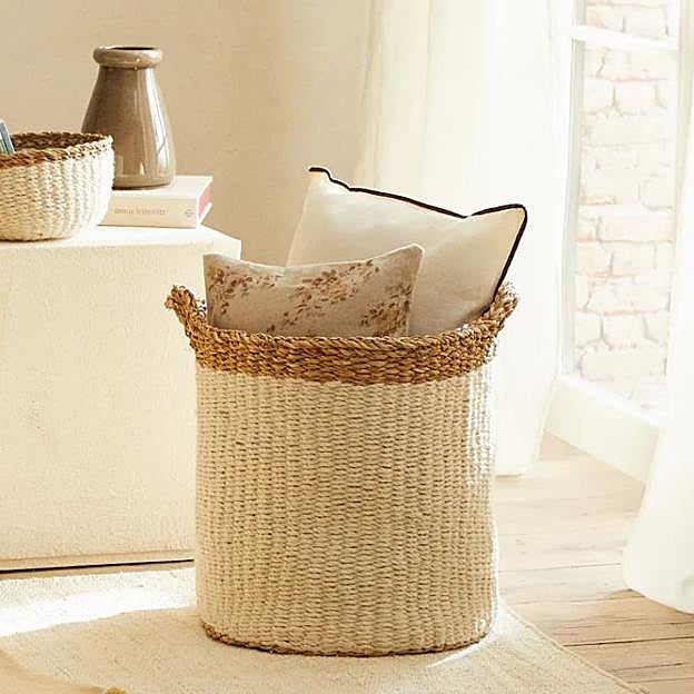 Las cestas de fibras naturales siempre suman en cualquier espacio: más almacenamiento y sin perder la elegancia. ¡Todo lo contrario!